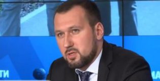 Большинство фанатов понимают: стадион не для политических лозунгов