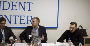 Стол круглый. Поле ровное. А трибуны?..