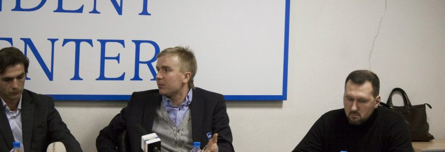 Стол круглый. Поле ровное. А трибуны?..