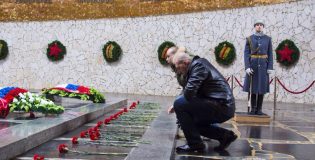 Возложение цветов в память о 73-й годовщине Победы в Сталинградской битве